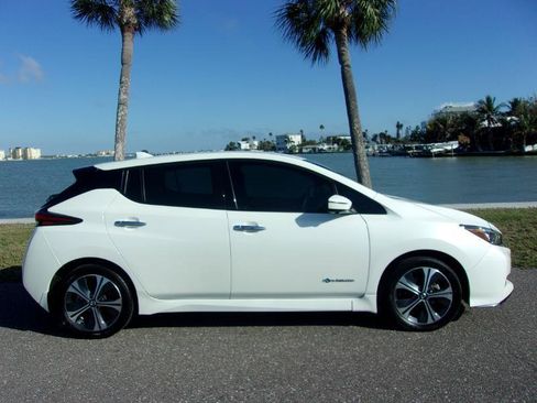 Used 2019 Nissan Leaf SL w/ SL Technology Package FWD image 4