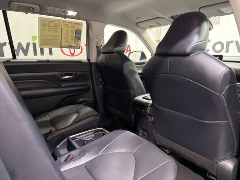 Used 2025 Toyota Grand Highlander AWD image 12