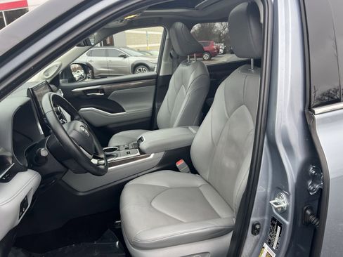 Used 2023 Toyota Highlander Limited image 13