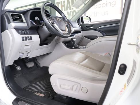 Used 2017 Toyota Highlander Limited FWD image 39