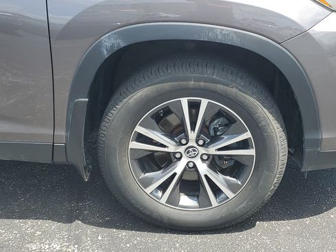 Used 2019 Toyota Highlander Plus FWD image 5