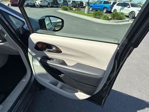 Used 2023 Chrysler Pacifica Limited FWD image 28