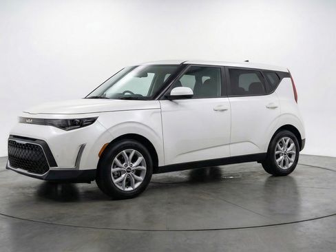Used 2025 Kia Soul LX w/ LX Technology Package FWD image 3