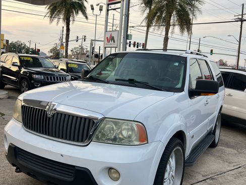 Used 2003 Lincoln Navigator Premium image 2