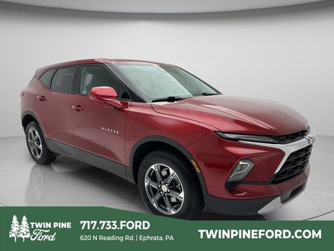 Used 2025 Chevrolet Blazer LT AWD/4WD image 1
