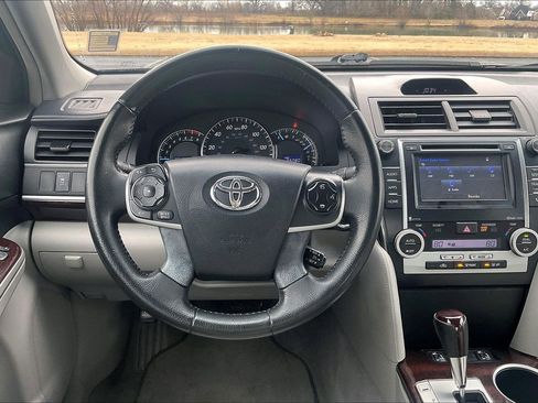 Used 2014 Toyota Camry XLE w/ Leather Package image 5