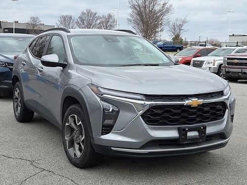 Certified 2025 Chevrolet Trax LT image 2