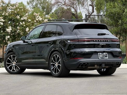 Used 2026 Porsche Cayenne E-Hybrid AWD/4WD image 3