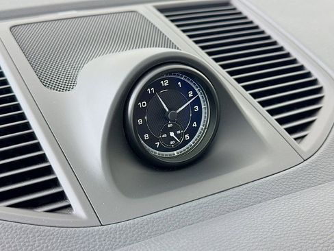 Certified 2025 Porsche Macan image 17