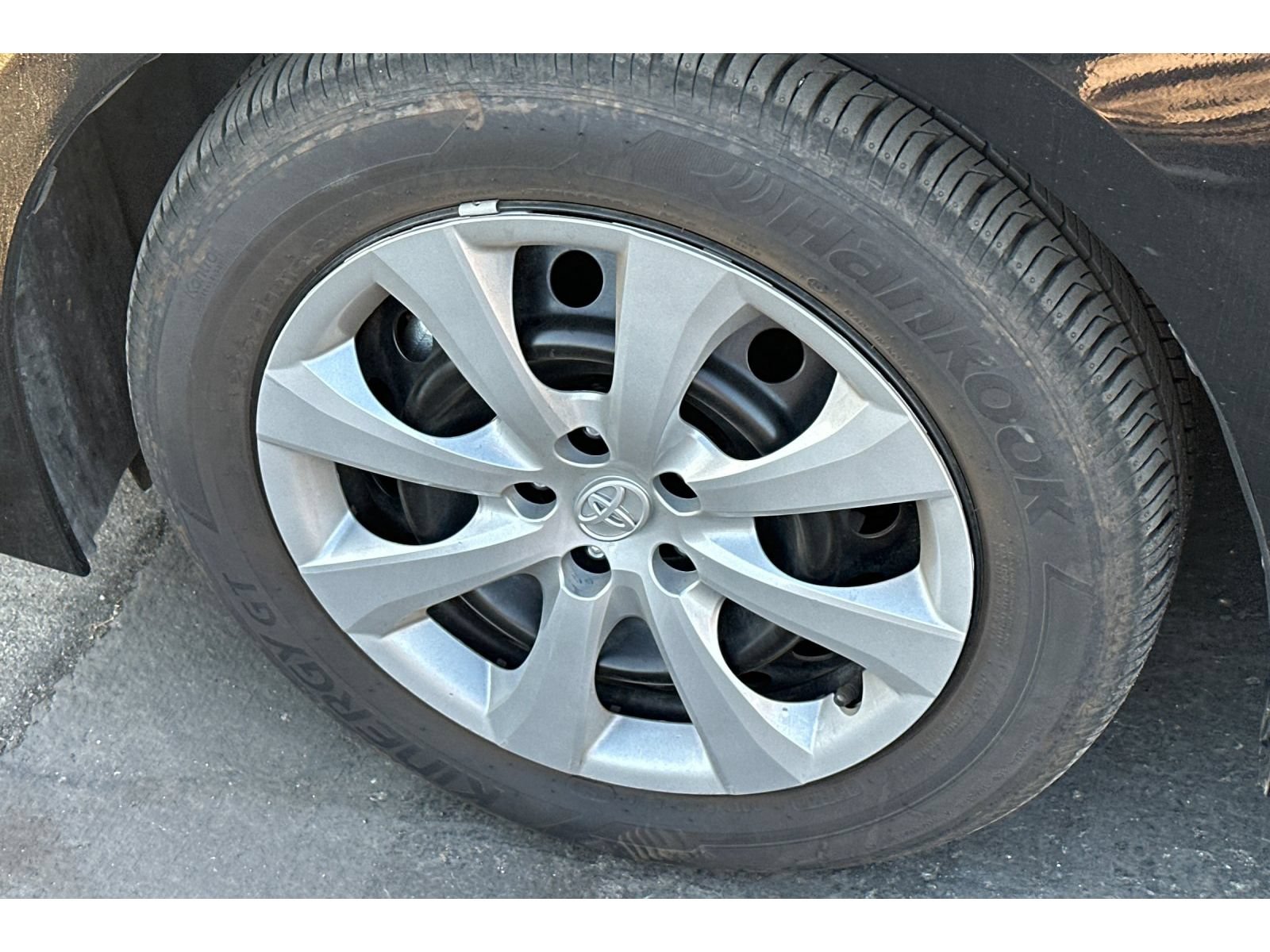 Used 2025 Toyota Corolla LE FWD image 4
