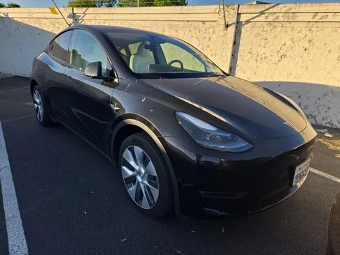 Used 2024 Tesla Model Y Long Range AWD/4WD image 1
