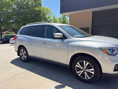 Used 2017 Nissan Pathfinder S AWD/4WD image 6
