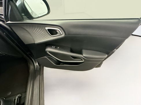 Used 2025 Kia Soul LX w/ LX Technology Package FWD image 32