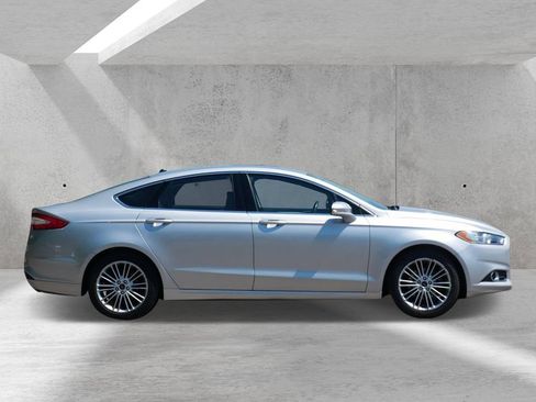 Used 2016 Ford Fusion SE w/ Equipment Group 202A FWD image 2