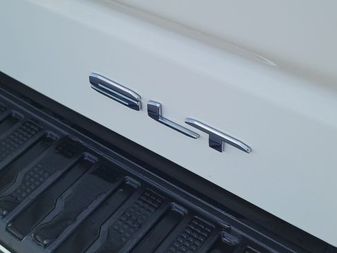Used 2025 GMC Sierra 1500 SLT RWD image 5