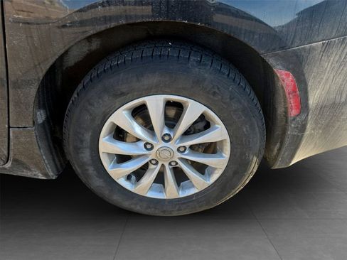 Used 2017 Chrysler Pacifica Touring-L image 32