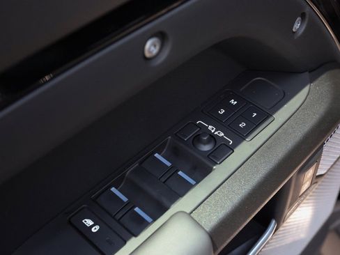 Used 2024 Land Rover Defender 130 V8 image 33