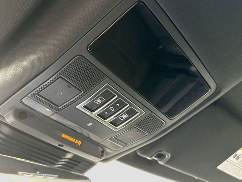 Certified 2025 Land Rover Discovery Dynamic SE image 18