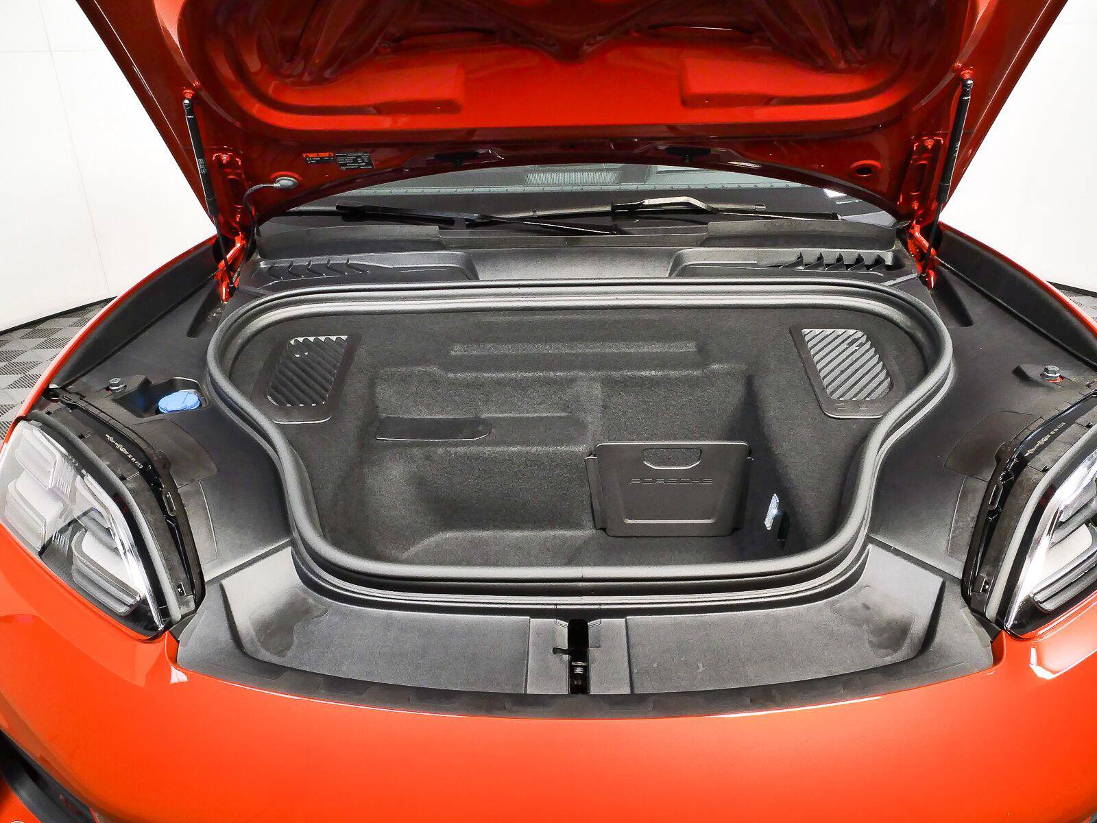 Certified 2025 Porsche Macan 4S Electric AWD/4WD image 34