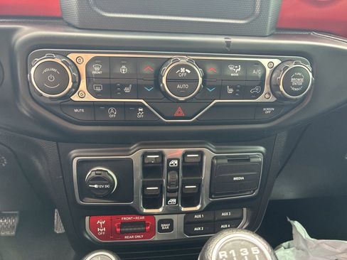 Used 2019 Jeep Wrangler Unlimited Rubicon w/ LED Lighting Group AWD/4WD image 23