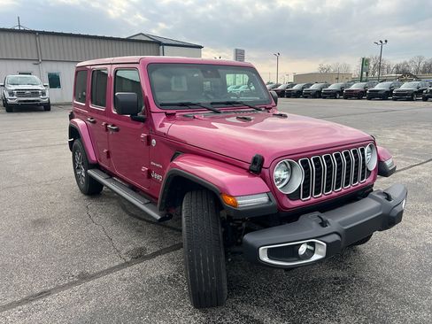 Used 2024 Jeep Wrangler Unlimited Sahara w/ Dual Top Group AWD/4WD image 4