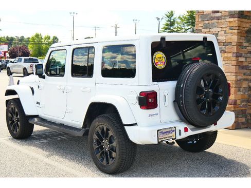 Used 2022 Jeep Wrangler Unlimited Sahara AWD/4WD image 5