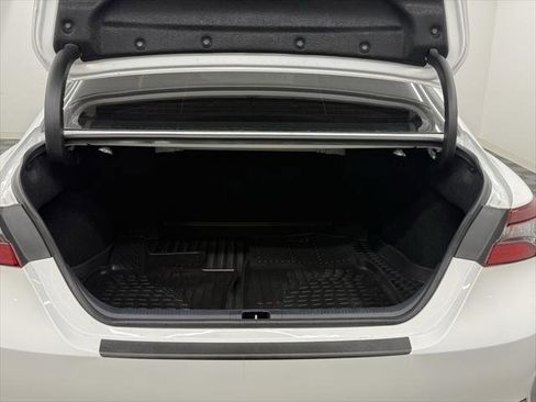 Used 2024 Toyota Camry SE image 11