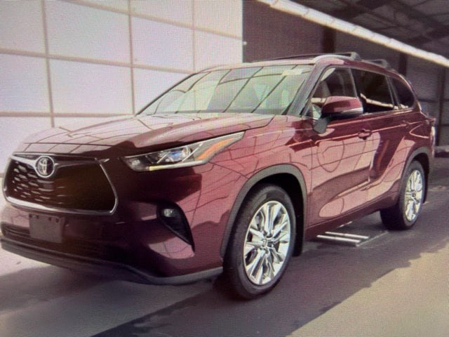 Used 2023 Toyota Highlander Limited AWD/4WD image 2