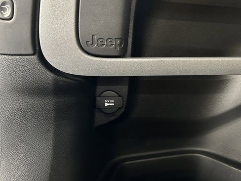 Used 2018 Jeep Cherokee Overland w/ Technology Group image 15