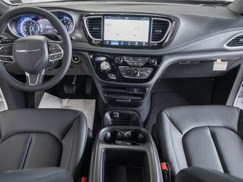 New 2026 Chrysler Pacifica Select image 18