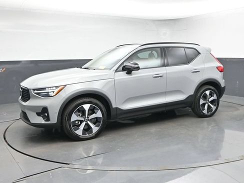 Used 2026 Volvo XC40 B5 Plus AWD/4WD image 4