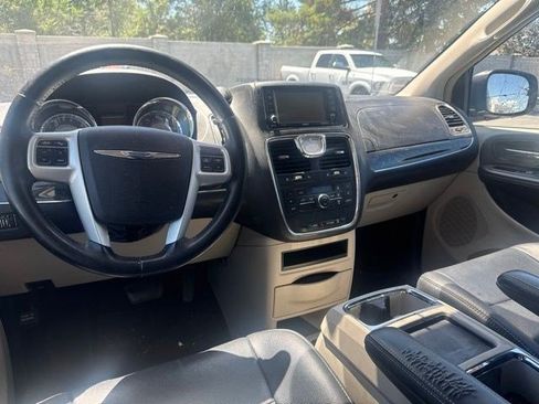 Used 2016 Chrysler Town & Country Touring FWD image 8
