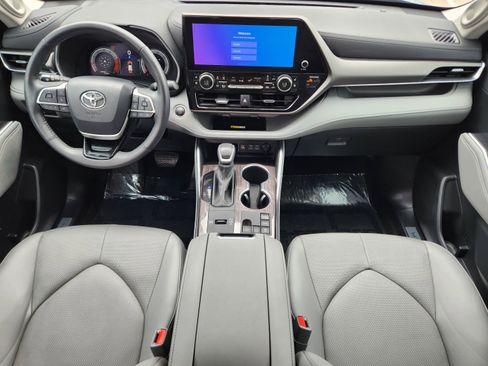Used 2024 Toyota Highlander Limited FWD image 9