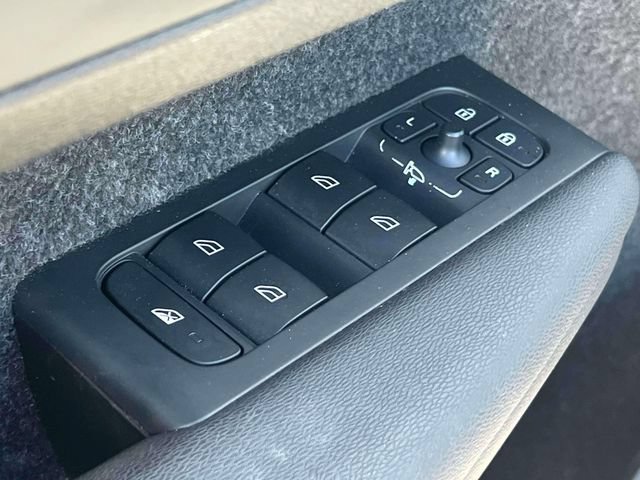 Used 2023 Volvo XC40 B5 Core AWD/4WD image 24