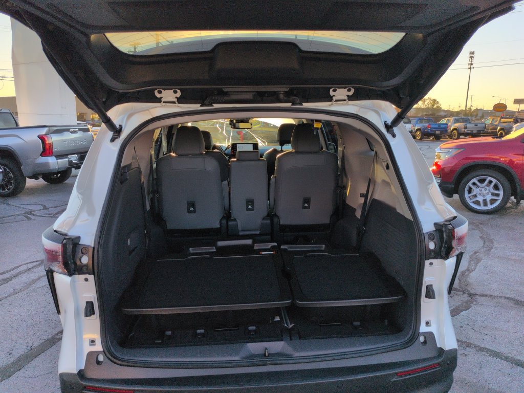 Certified 2023 Toyota Sienna XLE FWD image 23