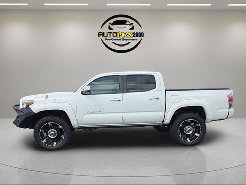 Used 2016 Toyota Tacoma Limited w/ Towing Package AWD/4WD image 4