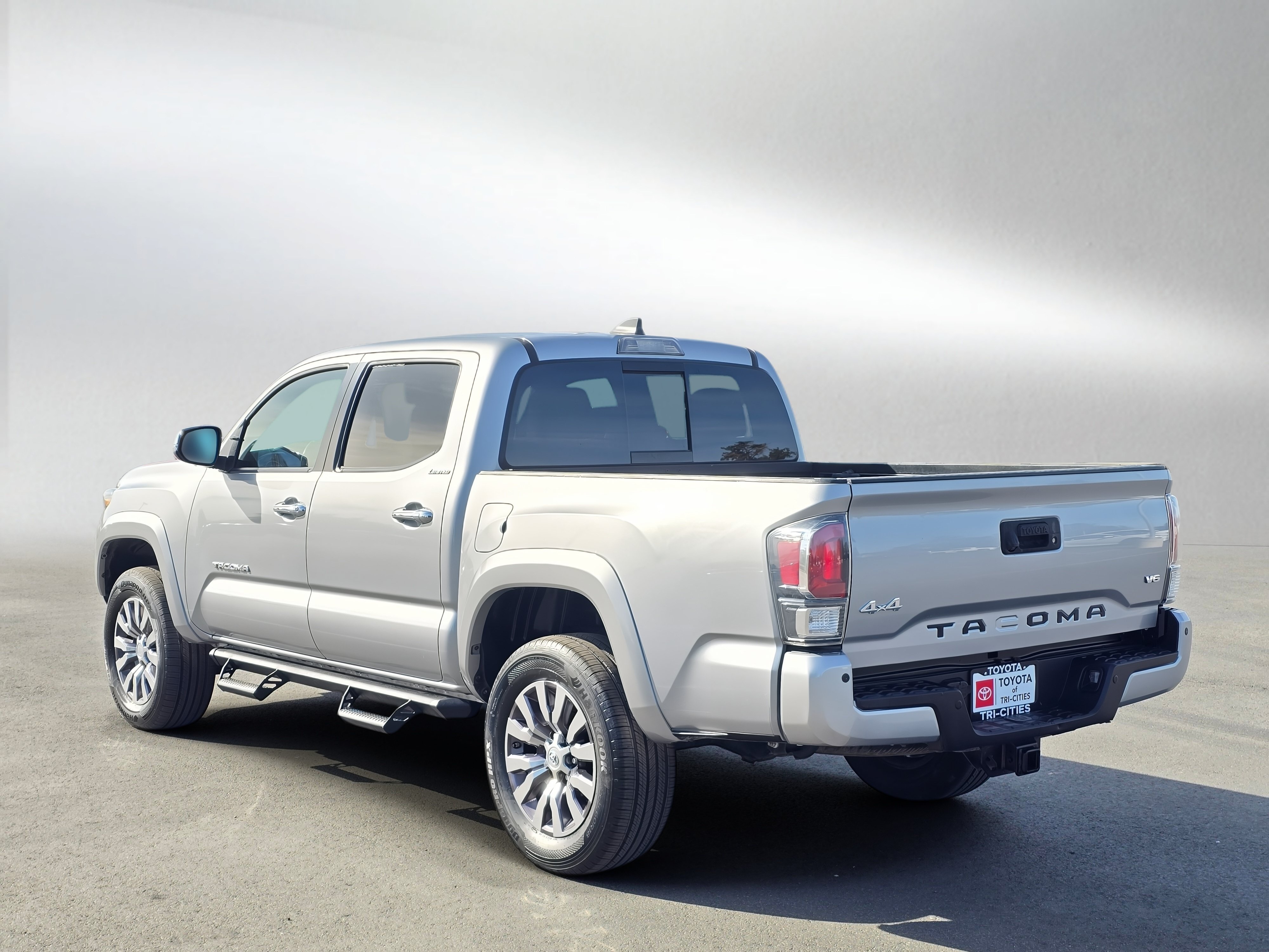 Used 2020 Toyota Tacoma Limited AWD/4WD image 3