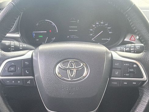 Used 2023 Toyota Sienna XLE image 18