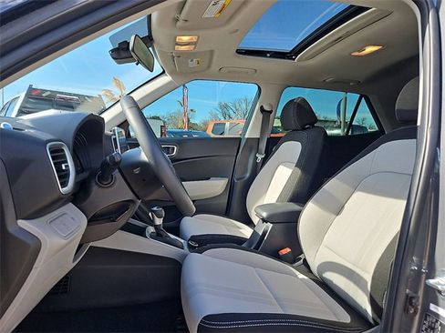 Used 2024 Hyundai Venue SEL image 15