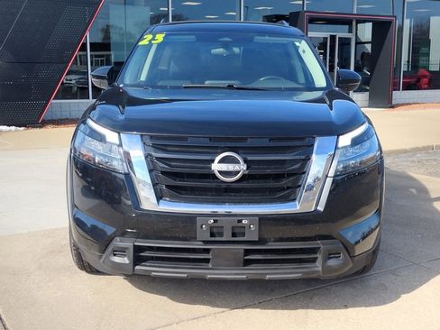 Used 2023 Nissan Pathfinder SV image 2