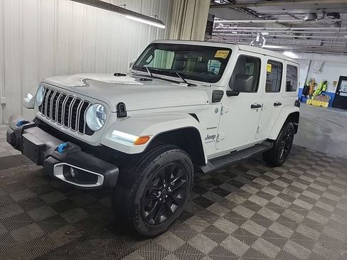 Used 2024 Jeep Wrangler Unlimited Sahara w/ Technology Group AWD/4WD image 3
