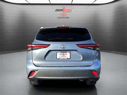 Certified 2023 Toyota Highlander XLE image 8
