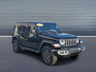 Used 2025 Jeep Wrangler Sahara video 2