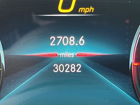Used 2022 Mercedes-Benz EQB 300 4MATIC image 28