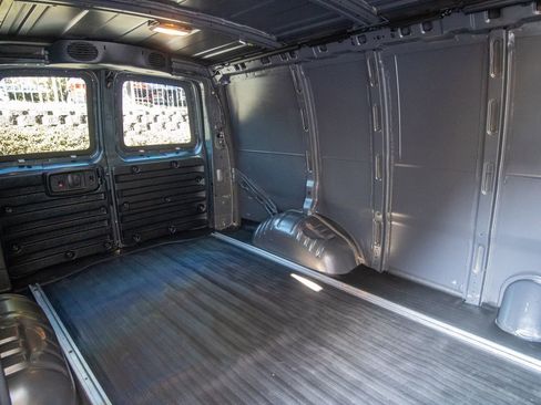 Used 2014 Chevrolet Express 2500 image 32