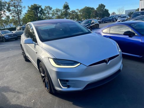 Used 2018 Tesla Model X 75D image 2
