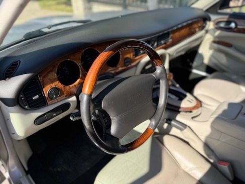 Used 2002 Jaguar XJ8 image 7