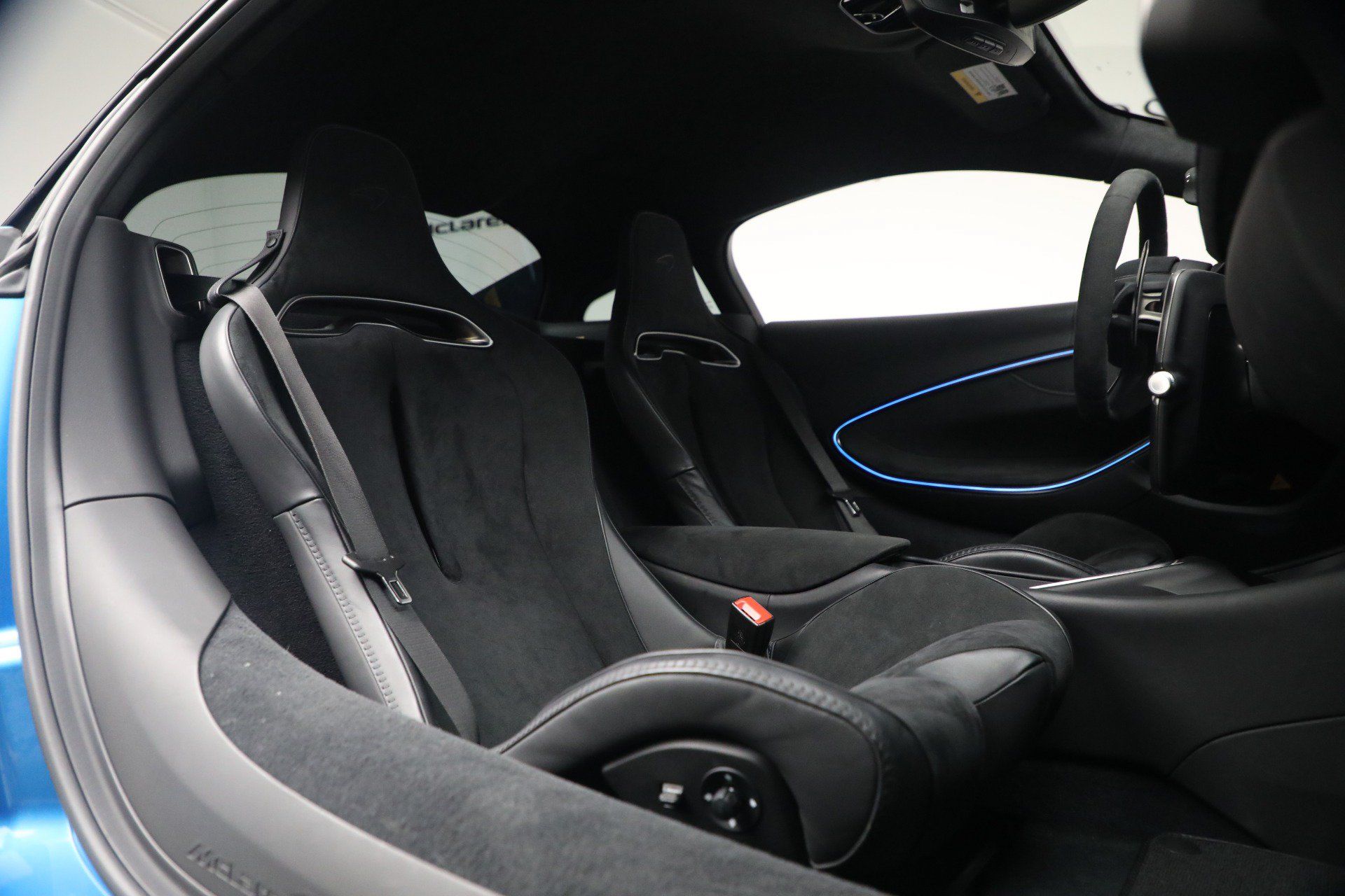 Used 2024 McLaren Artura RWD image 20