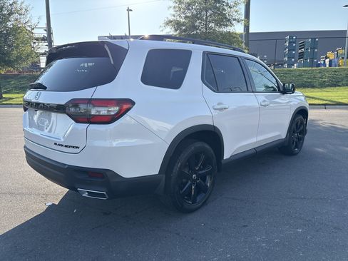 Used 2025 Honda Pilot Black Edition image 9