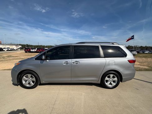 Used 2017 Toyota Sienna LE image 5